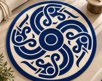 Op de afbeelding: Een rond vloerkleed met een crèmekleurige achtergrond en een opvallend, diepblauw patroon. Het ontwerp bestaat uit een centrale effen blauwe cirkel omringd door vier symmetrische, wervelende en onderling verbonden blauwe vormen die een doorlopend, vloeiend motief creëren over het gehele oppervlak van het kleed.