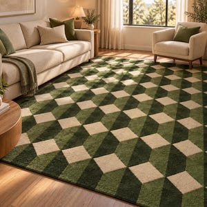 Puede incluir: Una alfombra rectangular con un patr&oacute;n geom&eacute;trico repetitivo de cubos tridimensionales en tonos verde bosque, verde oliva y crema. La alfombra tiene una textura de pelo corto y cubre una gran parte de la superficie del suelo de la habitaci&oacute;n.