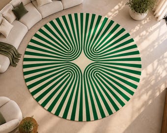 Op de afbeelding: Een groot rond vloerkleed met een opvallend, symmetrisch patroon van diepgroene en crèmekleurige lijnen. Het ontwerp bestaat uit stralende strepen die naar het midden toe buigen, waardoor vier duidelijke boogvormige figuren ontstaan.