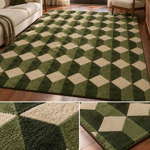 Puede incluir: Una alfombra rectangular con un patr&oacute;n geom&eacute;trico repetitivo de cubos en tonos verde oscuro, verde oliva y crema. La alfombra tiene una superficie de pelo texturizado y mechones, con un borde limpio y rematado en todo el per&iacute;metro de la pieza.