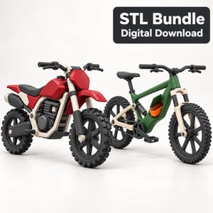Op de afbeelding: Een rood crossmotor-model en een groene mountainbike, beide met zwarte banden en beige accenten. De groene fiets bevat een klein oranje opbergvak. Een zwart rechthoekig bord erboven vermeldt STL Bundle Digital Download.