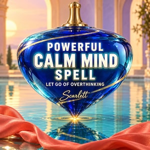 Peut inclure: Un récipient en verre bleu cobalt avec un bouchon doré, portant le texte blanc "POWERFUL CALM MIND SPELL", "LET GO OF OVERTHINKING" et la signature "Scarlett" en écriture dorée, placé au-dessus d'un bassin d'eau avec un tissu corail.