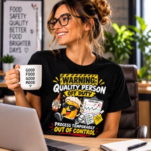 以下が含まれることがあります： WARNING: QUALITY PERSON OFF DUTYおよびPROCESS TEMPORARILY OUT OF CONTROLというテキストがプリントされた黒いTシャツ。サングラスをかけたビールジョッキ、ビール瓶、管理図、チェックリストが描かれています。