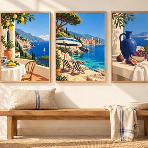 Puede incluir: Un conjunto de tres láminas de arte mural enmarcadas que representan escenas costeras mediterráneas. El panel izquierdo muestra un limonero y una mesa en un balcón. El panel central presenta sillas de playa bajo una sombrilla. El panel derecho muestra una jarra azul y fruta.