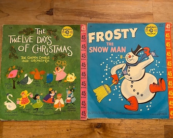 Könnte beinhalten: Zwei Vintage-Schallplatten. Eine ist grün mit dem Text "The Twelve Days of Christmas" und Illustrationen. Die andere ist blau mit dem Text "Frosty the Snow Man" und einer Schneemann-Illustration. Beide sind 45 U/min-Schallplatten.