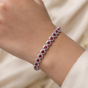 Kerstcadeau: armband met natuurlijke robijn en diamanten van 6,50 karaat, 18 karaat witgoud.