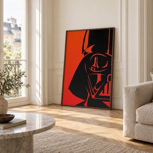 Può includere: Una stampa artistica da parete rettangolare incorniciata che presenta un'illustrazione grafica ad alto contrasto di un personaggio con casco in nero su uno sfondo rosso vibrante. L'opera è racchiusa in una sottile cornice di legno scuro.