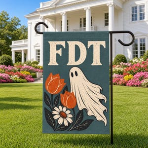 Peut inclure: Un drapeau de jardin rectangulaire sur fond bleu sarcelle foncé avec le texte FDT en grandes lettres beiges. Sous le texte se trouve une illustration de fantôme blanc à côté de tulipes orange et d'une marguerite blanche.
