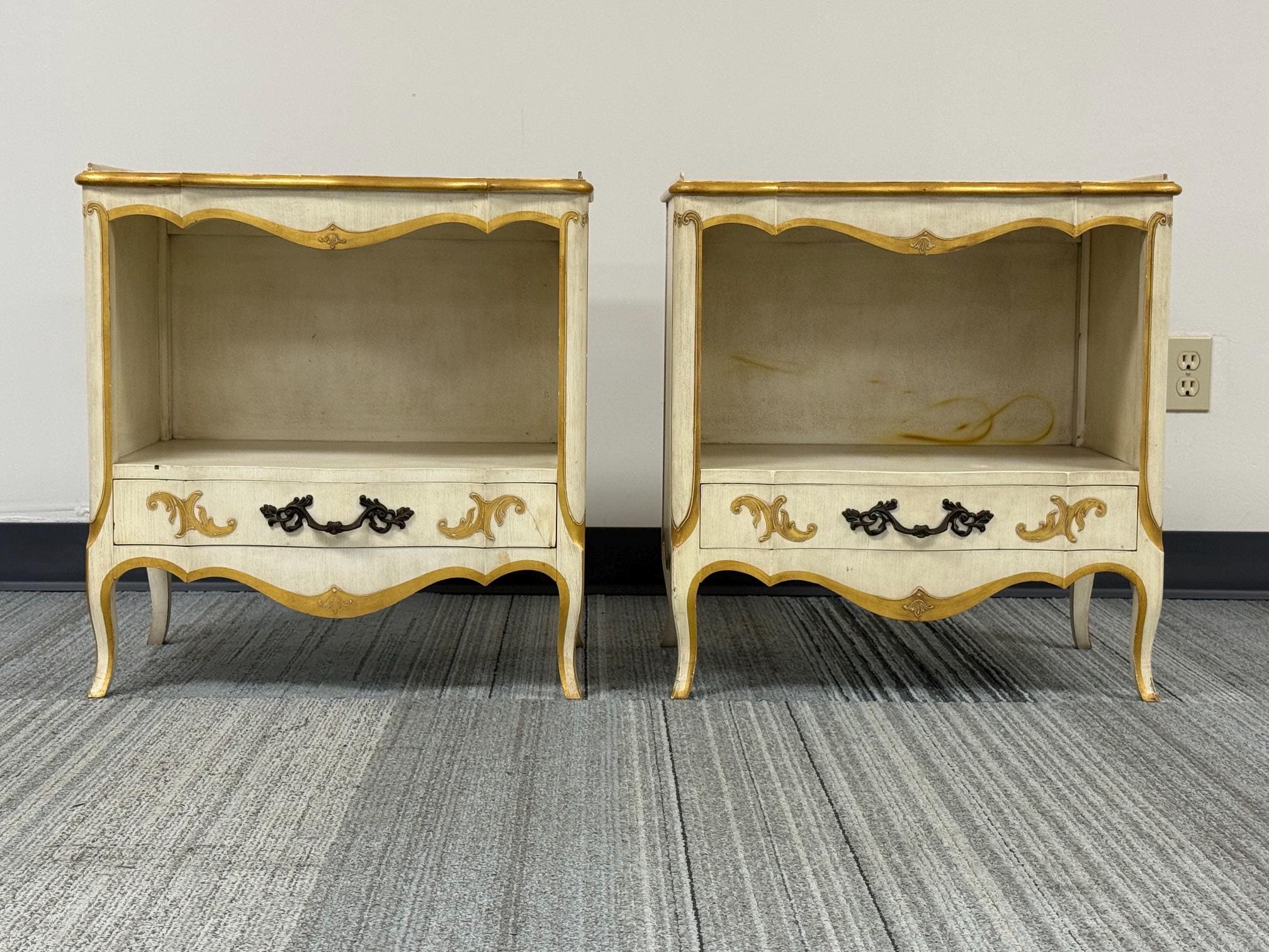 John Widdicomb ヴィンテージ ガラス天板付き ラウンドシェルフ John Widdicomb Furniture - Etsy
