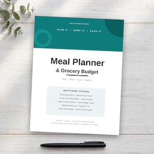 Può includere: Un documento digitale per la pianificazione dei pasti e il budget della spesa con un'intestazione color verde acqua con il testo CHILLMONEYSTUDIO, PLAN IT, SHOP IT, SAVE IT. La pagina bianca mostra Meal Planner & Grocery Budget e 12 pagine.