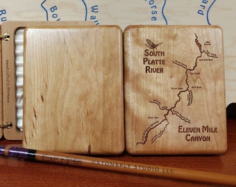 ELEVEN MILE CANYON-South Platte River Map Fly Box. Gepersonaliseerd, op maat gegraveerd cadeau met naam, inscriptie, kunst. Kersenhout. Visserij Co.