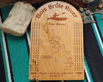 CRIBBAGE BOARD Gepersonaliseerd: Kies uw rivierkaart, kunst, naam en inscriptie. Op maat gemaakt lasergegraveerd cadeau, kersenhout. 500+ kaartkeuzes. VS