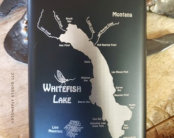 Whitefish Lake River Kaart Whiskey Heupfles. Regenboogforel gepersonaliseerd cadeau op maat gegraveerd met naam, inscriptie. Zwart roestvrij staal. MT