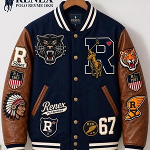 Pode incluir: Uma jaqueta universitária azul-marinho com mangas de couro marrom, apresentando vários emblemas bordados, incluindo uma pantera, um tigre, um jogador de polo e o texto Renex Polo Revme Dkr. A jaqueta tem fecho de botões e acabamento canelado listrado.