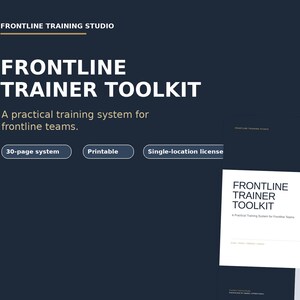Könnte beinhalten: Ein dunkelblaues digitales Dokument mit dem Titel Frontline Trainer Toolkit, ein druckbares 30-seitiges Schulungssystem für Frontline-Teams. Das Cover zeigt weißen Text auf dunkelblauem Grund mit einem hellgrauen Akzentblock und dem Motto Explain. Demonstrate. Practice. Observe.