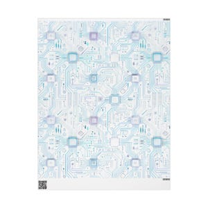 Peut inclure: Une feuille rectangulaire présentant un motif répétitif de circuits imprimés et de puces électroniques bleu clair et violet sur fond blanc. Le design comprend des lignes et des nœuds complexes, avec un petit code QR dans le coin inférieur.