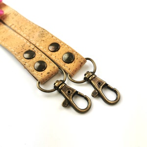 Bolso bandolera de 120 cm con correa de corcho color natural y herrajes de latón antiguo