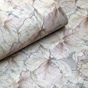 Puede incluir: Una tela con un patrón floral en tonos beige, marrón y gris. Las flores son estilizadas y tienen una apariencia delicada, casi translúcida.