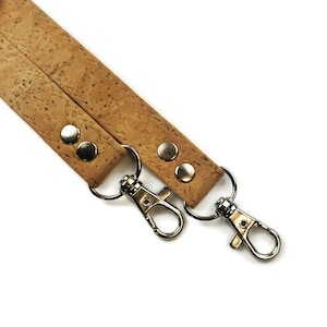 Bolso bandolera 120 cm correa de corcho color natural con herrajes plateados