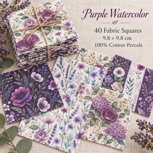 Può includere: Una pila di 40 quadrati di tessuto legati con uno spago, insieme a diversi quadrati sparsi, tutti con motivi floreali ad acquerello viola. Il testo recita Purple Watercolor, 40 Fabric Squares, 9.8 x 9.8 cm, 100% Cotton Percale.