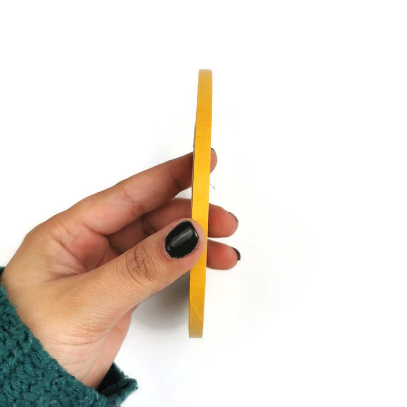 Puede incluir: Un rollo de cinta adhesiva de doble cara amarilla.