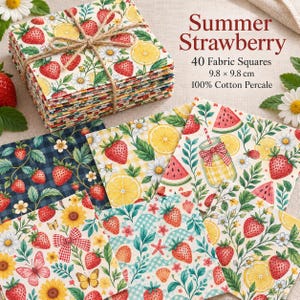 Könnte beinhalten: Ein Stapel aus 40 Stoffquadraten mit den Maßen 9,8 x 9,8 cm, zusammengebunden mit einer Schnur. Der Baumwollperkal-Stoff zeigt Muster aus Erdbeeren, Zitronenscheiben, Gänseblümchen, Wassermelonen, Schmetterlingen und Sonnenblumen in Rot, Gelb, Grün und Blau.