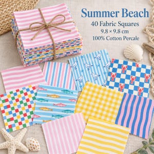 Op de afbeelding: Een stapel van 40 stoffen vierkantjes samengebonden met touw, gelabeld Summer Beach, 9,8 x 9,8 cm, 100% katoen percal. De vierkantjes hebben diverse patronen waaronder roze-witte strepen, blauwe meeuwen, rode kreeften op ruitjes, kleurrijke rasters, vismotieven en gele vichy-ruitjes of strepen.