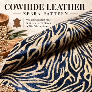 Könnte beinhalten: Rindsleder mit Zebramuster in Schwarz und Beige. Der Text lautet: COWHIDE LEATHER ZEBRA PATTERN. Erhältlich als ganze Haut oder in Stücken von 15 x 15 cm oder 30 x 30 cm. Das Material hat eine texturierte Oberfläche mit Fell und Streifen.