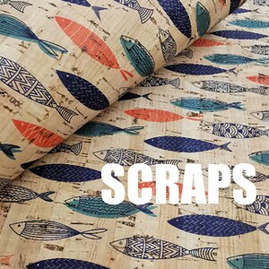 Könnte beinhalten: Korkstoff mit einem sich wiederholenden Muster aus blauen und orangefarbenen Fischen. Der Stoff trägt den Schriftzug "SCRAPS" in weißen Buchstaben.