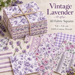 Puede incluir: Una pila de 40 cuadrados de tela atados con cordel, etiquetados Vintage Lavender, 40 Fabric Squares, 9.8 x 9.8 cm, 100% Cotton Percale. Los cuadrados presentan varios patrones florales, de rayas y de cuadros en morado y blanco sobre fondo claro.