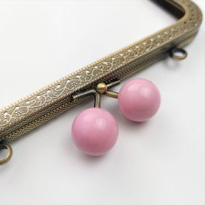 Cornice per borsa in ottone anticato con pompon grande color rosa da 18 cm F8.5/1172