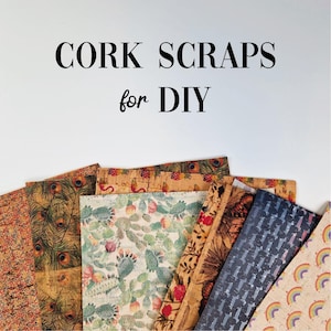 Può includere: Una collezione di ritagli di sughero con vari motivi, tra cui cactus, pavoni e arcobaleni. Il testo "CORK SCRAPS for DIY" è scritto sopra i ritagli di sughero.