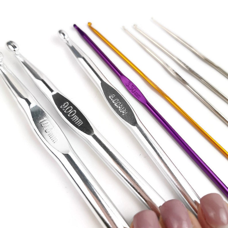 May include: A set of six crochet hooks in various sizes, including 3.50 mm, 4.00 mm, 9.00 mm, and 10.00 mm. The hooks are made of aluminum and have a silver finish.