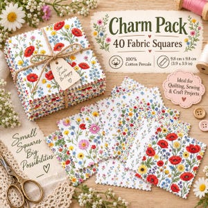Op de afbeelding: Een charm pack van 40 stoffen vierkantjes van elk 9,8 cm bij 9,8 cm. De vierkantjes hebben een witte achtergrond met een kleurrijke bloemenprint van rode klaprozen, gele madeliefjes en blauwe wilde bloemen. De stapel is gebonden met touw.