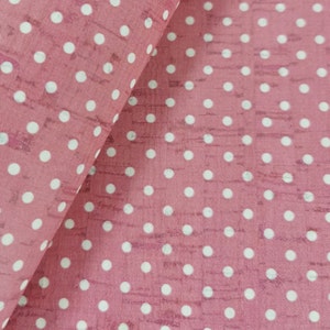 Könnte beinhalten: Rosa Stoff mit weißem Punkte-Muster. Der Stoff hat eine strukturierte Oberfläche.