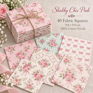 Op de afbeelding: Een stapel van 40 stoffen vierkantjes gebonden met touw, naast verschillende losse vierkantjes met bloemen-, stippen- en strikpatronen. De tekst luidt Shabby Chic Pink, 40 Fabric Squares, 9.8 x 9.8 cm, 100% Cotton Percale.