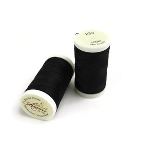 May include: Two spools of black thread, each with a white label. The label on one spool reads "Amore N 50" and "Fio de Coser" and the label on the other spool reads "239" and "100M 100% Polyester".