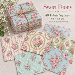 Pode incluir: Um conjunto de 40 quadrados de tecido Sweet Peony, medindo 9,8 x 9,8 cm, feitos de percal 100% algodão. Os quadrados apresentam vários padrões florais com peónias cor-de-rosa sobre fundos azuis, verdes e creme com desenhos de riscas e pontos.
