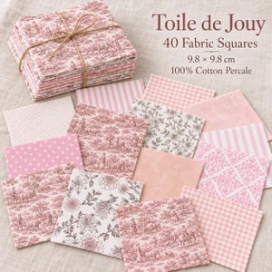 Può includere: Una pila di 40 quadrati di tessuto legati con uno spago e diversi quadrati sparsi sotto. Il tessuto presenta motivi Toile de Jouy, quadretti, righe e pois in tonalità rosa e bianco. Il testo recita: Toile de Jouy, 40 Fabric Squares, 9.8 x 9.8 cm, 100% Cotton Percale.