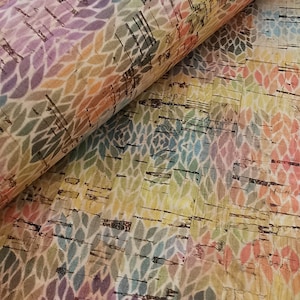 Può includere: Un primo piano di tessuto di sughero con un motivo floreale colorato. Il tessuto ha un aspetto e una sensazione naturali e rustici. I colori sono vivaci e includono sfumature di rosa, blu, verde, giallo e arancione.