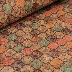 Op de afbeelding: Kurk stof met een herhalend patroon van kleurrijke, ingewikkelde geometrische ontwerpen. De stof heeft een textuur en een rustieke uitstraling.