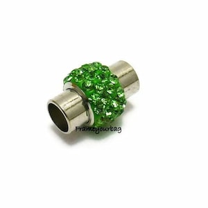 2 Chiusura magnetica in zama argentata con cristallo verde per pelle. ø5,5 mm (ZK332)