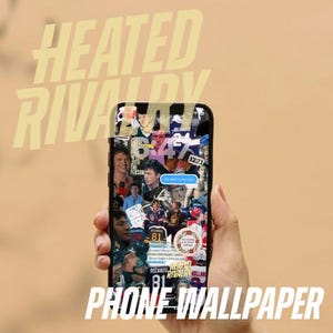 以下が含まれることがあります： 「HEATED RIVALRY」と「PHONE WALLPAPER」という文字が薄い黄色で表示された、画像のコラージュを表示するスマートフォン。スマートフォンの画面には、さまざまな顔やスポーツ関連の画像が表示されています。背景は無地のタン色です。