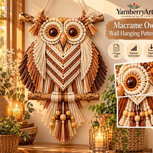 Puede incluir: Un patrón de tapiz de pared de búho en macramé de YarnberryArt con un diseño detallado hecho de cordón color crema, tostado y marrón. El búho está posado sobre una rama de madera con ojos marrones oscuros, pico puntiagudo y cuentas.