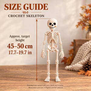 Puede incluir: Una figura de esqueleto de ganchillo beige con cráneo, caja torácica y extremidades articuladas. El texto dice SIZE GUIDE CROCHET SKELETON y Approx. target height 45-50 cm. Una flecha vertical indica la altura de la figura terminada.