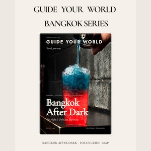 Può includere: Una copertina di guida turistica intitolata GUIDE YOUR WORLD BANGKOK SERIES e Bangkok After Dark. L'immagine mostra un bicchiere alto riempito con liquido rosso e ghiaccio tritato blu, con liquido blu versato da uno shaker d'argento nel bicchiere.