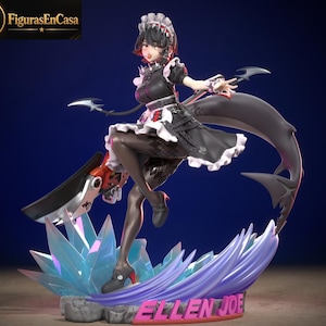 Può includere: Una dinamica statuetta in stile anime del personaggio Ellen Joe, che indossa un abito da cameriera nero e bianco con un collare borchiato. La figura impugna una grande arma a forma di squalo su una base di cristalli blu con il nome ELLEN JOE.