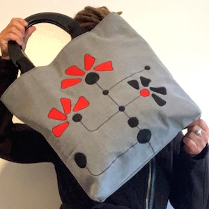 Bolso con asa de madera