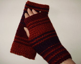 Peut inclure: Gants sans doigts tricotés à rayures rouges et violettes.