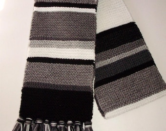 Doctor Who S12-16/17 Sciarpa Nero Bianco Grigio/Grigio Stile Acrilico Lavorato a Mano Tom Baker di Ashlee's Knits Variante Quarto Dottore